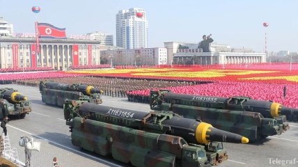 Пхеньян на военном параде представил новые баллистические ракеты 