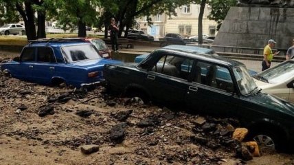 Одессу затопило: на улицах много воды, а на дорогах - заторы