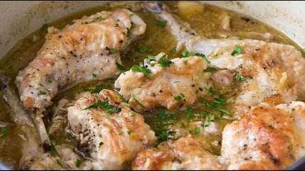 Тушкований кролик у мультиварці зі сметаною (відео)