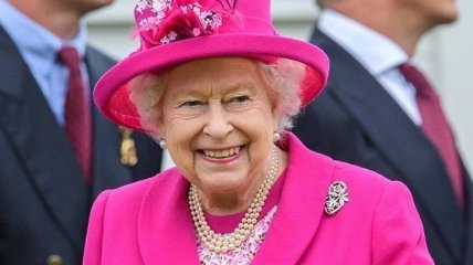 Елизавета II примерила яркий наряд цвета фуксии на турнире по поло