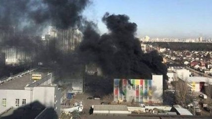 На левом берегу Киева горел бизнес-центр 