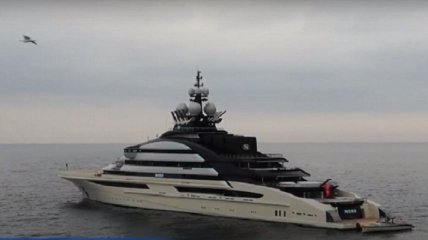 Гигантскую яхту официально богатейшего россиянина заметили у берегов элитного средиземноморского курорта (фото, видео)
