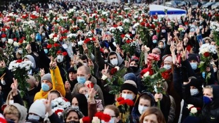 Тысячи белорусов пришли попрощаться с убитым активистом Романом Бондаренко: фото и видео впечатляют