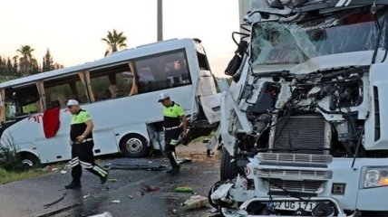 Грузовик протаранил автобус с россиянами в Турции