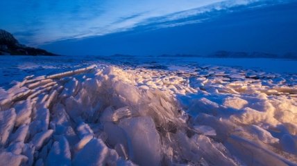 Огромная волна: В России на границе с Китаем образовалась ледяная стена