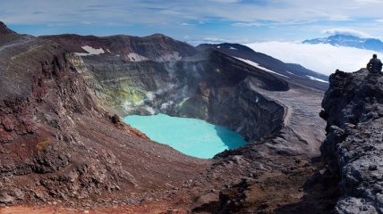 Кислотное озеро в кратере вулкана Малый Семячик