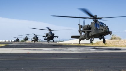 AH-64 Apache — двомоторний чотирилопатевий багатоцільовий ударний вертоліт