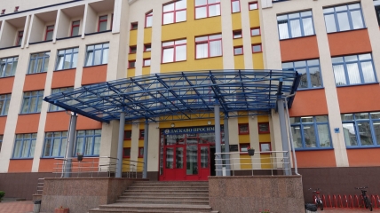 Киевская инженерная гимназия по улице Княжий Затон, 12-а