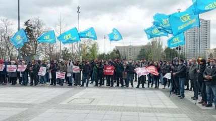 Противники карантина штурмовали горсовет в Николаеве (фото, видео)