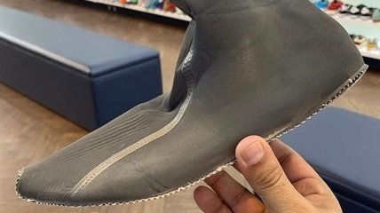 Новая обувь от Канье Уэст стала мемом в сети