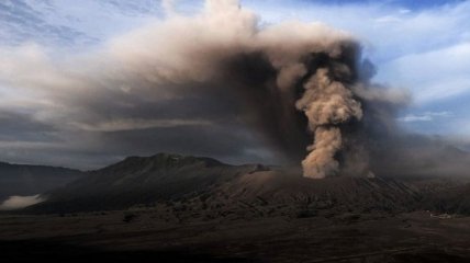 Аэропорт в Индонезии закрыли из-за извержения вулкана