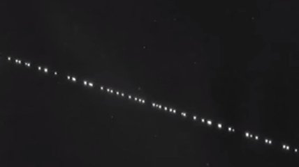 Житель Нидерландов заснял передвижение спутников Starlink в ночном небе (Видео)