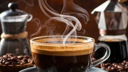 Кофе с карамелью понравится даже тем, кто не любит этот напиток (изображение создано с помощью ИИ)