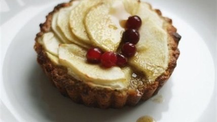 Постный десерт: ореховые тарталетки с яблоком