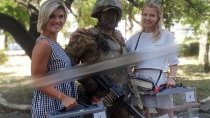 Российские военные присутствуют на "избирательных участках"