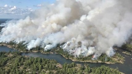 Более 270 кв.км объяты пламенем: 15 пожаров в Канаде не могут взять под контроль