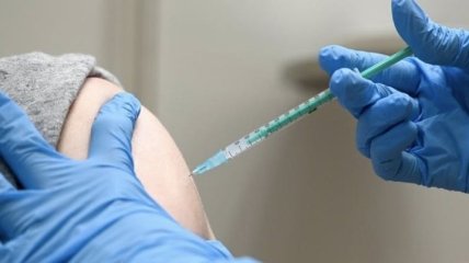 "Весь мир поставили на уши": Россию назвали главным автором фейков о вакцинах от коронавируса