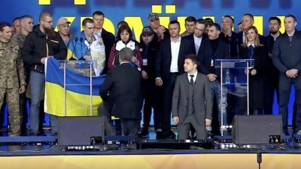 Кандидаты в президенты встали на колени в знак уважения к погибшим на Донбассе