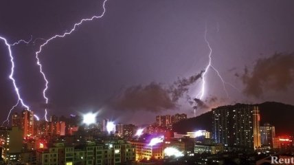 На Южный Китай надвигается первый в этом году тропический шторм