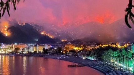 Пожежа в Туреччині: туристи сплять на вулицях, до гасіння залучили авіацію (відео)