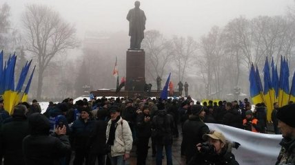 В центре Киева митингующие прорвались к памятнику Шевченко 