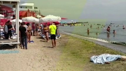 Рядом продолжали отдыхать люди: в Одессе труп 4 часа лежал на пляже (видео)