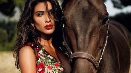 Санта Димопулос приняла участие в шикарной фотосессии с лошадьми