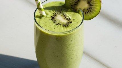 Смузі стане чудовим варіантом сніданку або перекусу (зображення створено за допомогою ШІ)