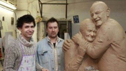 Сегодня в Киеве открыли скульптуру "История любви"