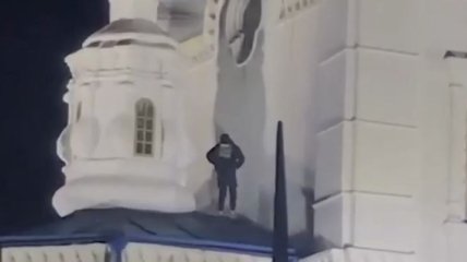 В России парень справил нужду на крыше храма (видео)