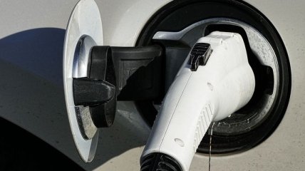Омелян поддерживает снижение налоговой нагрузки на ввоз электромобилей