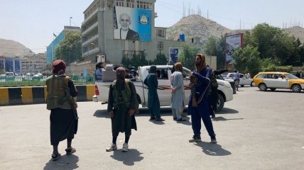 Боевики Талибана заняли контрольно-пропускные пункты и контролируют движение транспорта