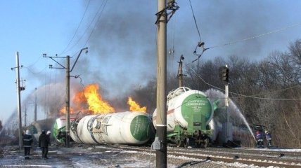 В Донецке горят цистерны: из близлежащих сел эвакуируют людей (Фото)