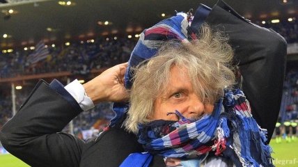 Кадр из Серии А. Президент "Сампдории" вешается на собственном шарфе