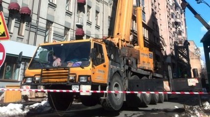 На улицах Киева работал уникальный автокран потрясающей мощности (Видео)