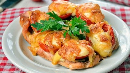 Рецепт дня: индейка с помидорами и сыром