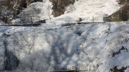 "Фарфоровая" вода: в Украине замерз крупнейший равнинный водопад