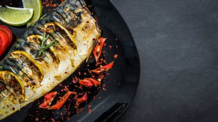 Запеченная скумбрия с овощами