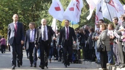 Яценюк и Турчинов выезжают на "проблемные округа"