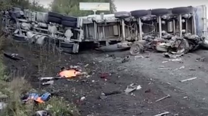 В РФ грузовик раздавил два автомобиля: много погибших