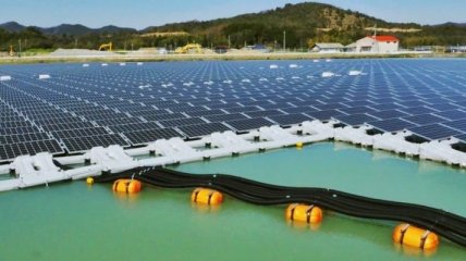 Японцы построили две плавучие солнечные электростанции (Видео)