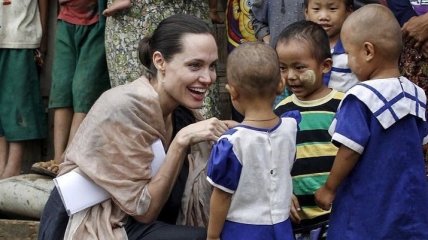 Анджелина Джоли отправилась в Бангладеш (Фото)