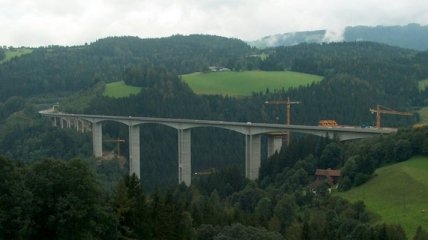 В Австрии женщина выжила после падения с моста