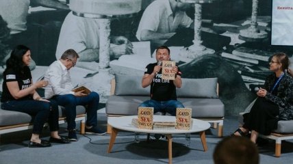 Книга "Секс. Наркотики. Бог" стала самой дорогой в Украине 