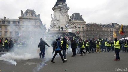 Полиция Парижа вновь применяла слезоточивый газ к "желтым жилетам"
