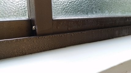 Конденсат на окнах - весьма раздражающая зимой проблема