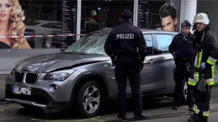 Пенсионерка на BMW влетела на остановку в Германии: много пострадавших