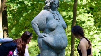 Во Львове надругались над скандальной скульптурой тучной женщины (фото)