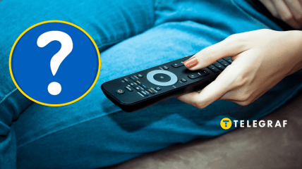 Дівчина тримає в руці пульт