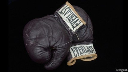 Боксерские перчатки Мохаммеда Али купили за $770 тысяч